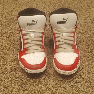 Boys Puma basketball shoes